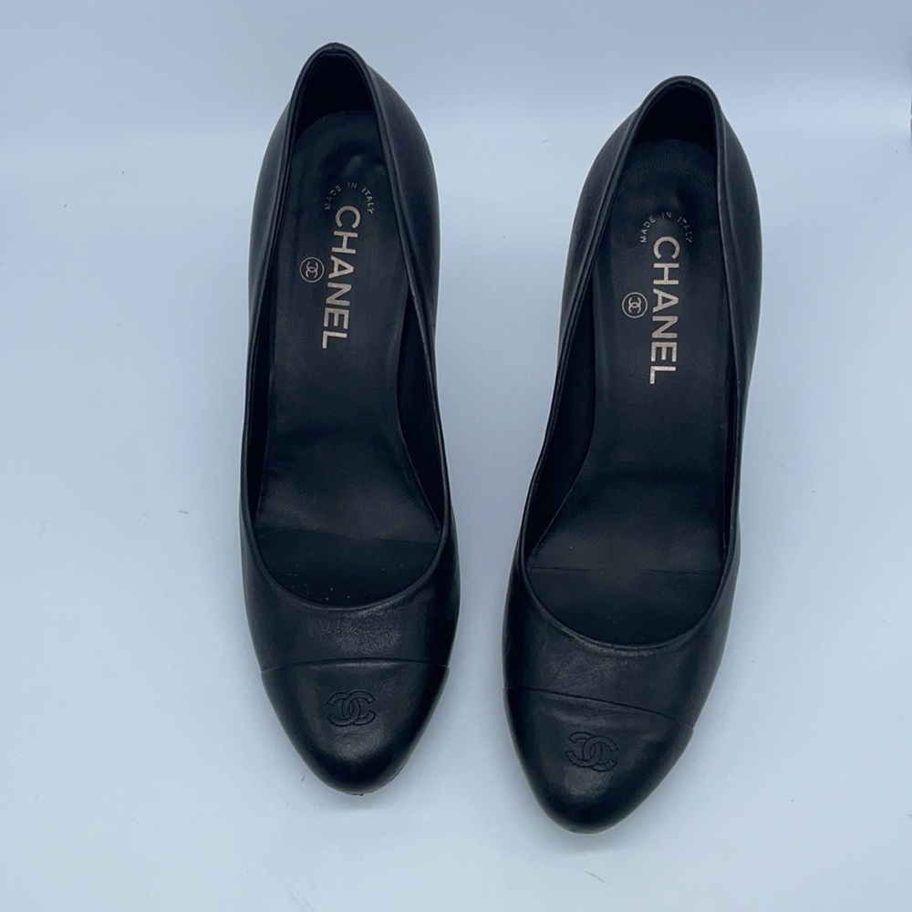Chanel Black Leather CC logo cap toe silver heel logo pumps 40.5 - Picture 2 of 12